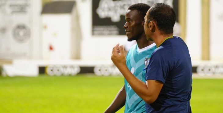 Domingo y Diawara, conversando durante encuentro el Polideportivo de la Juventud. Foto: Pozoblanco.