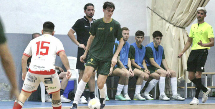 David Fernández siguiendo el juego en uno de los partidos de pretemporada. Foto: Córdoba Futsal