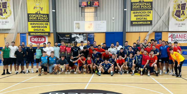 La foto de familia tras el final del torneo. Foto: La Salle Balonmano