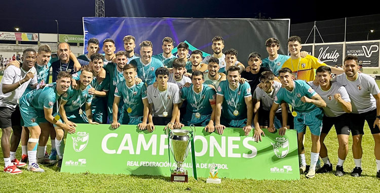 El Pozoblanco posando tras conquistar la Copa RFAF la semana pasada