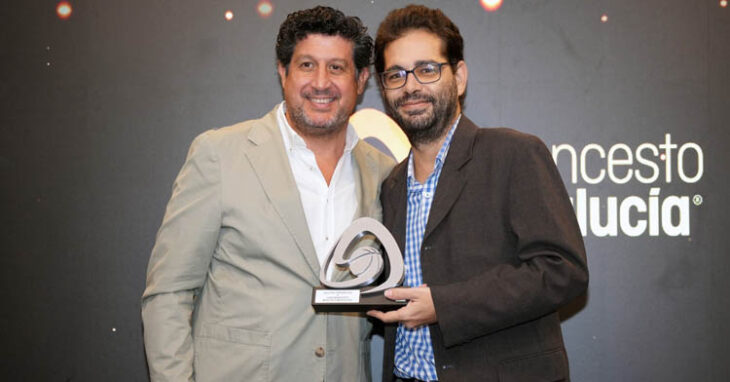 Rafa Ávalos recoge el premio a Cordobadeporte. Foto: FAB-Córdoba