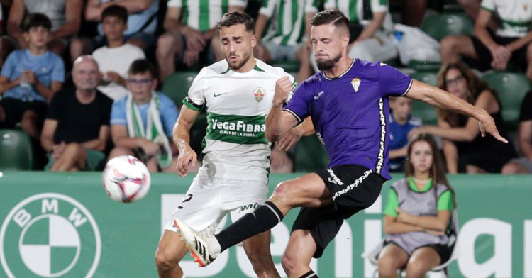 Genaro golpea el balón en el duelo con el Elche. Foto: LaLiga Hypermotion