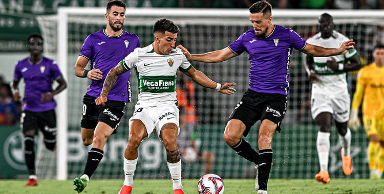 Genaro controla el balón ante un ilicitano.