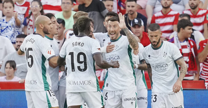 Los jugadores del Huesca celebran un gol en Granada. Foto: SD Huesca