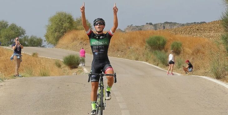 El natural de Benamejí, Juán Sánchez celebrando su quinta victoria en El Torcal. Foto: José Sánchez.