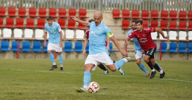 Javi Hervás lanza el penalti en Cartaya. Foto: Ciudad de Lucena