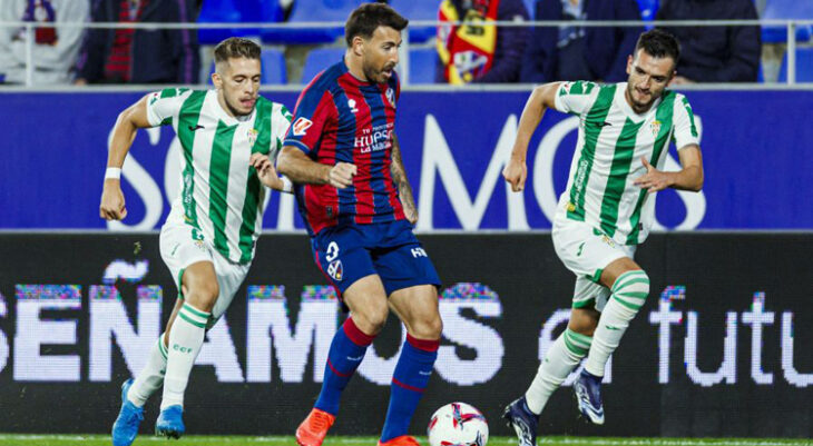 Isma Ruiz y Lapeña presionan a Sergi Enrich. Foto: LaLiga Hypermotion