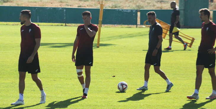 Iván Ania mirando a Isma Ruiz con el que podrá contar, al menos en la convocatoria, ante el Málaga.