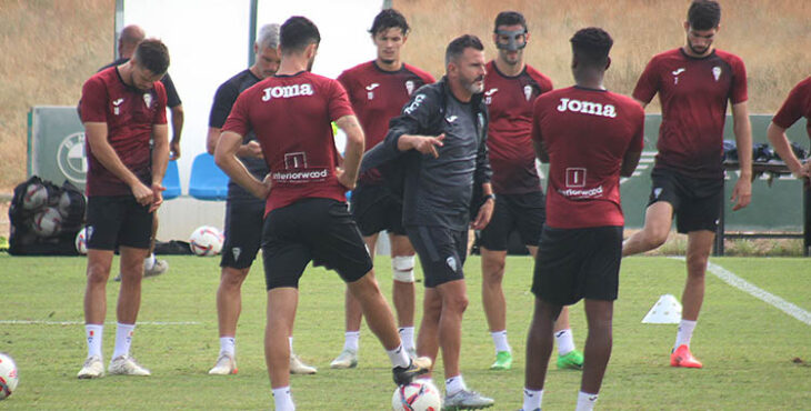 Iván Ania dando instrucciones a sus hombres con Albarrán al fondo con su máscara facial.