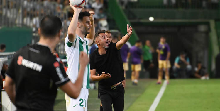 Desgañitándose. Iván Ania gesticulando ante Albarrán que se apresta a sacar de banda,