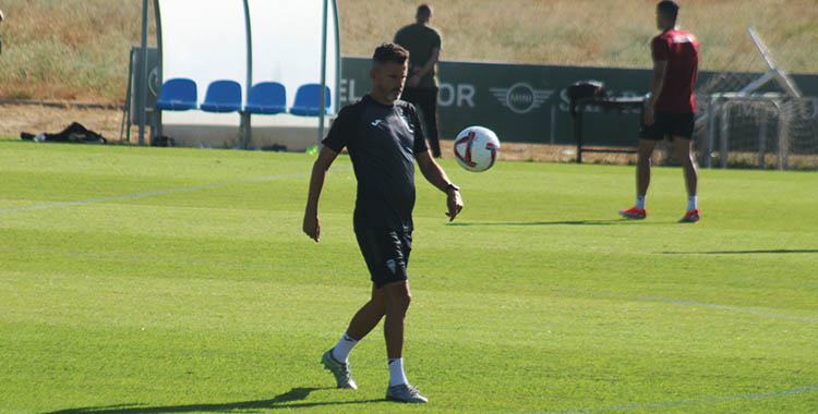 Iván Ania gustándose con el balón.