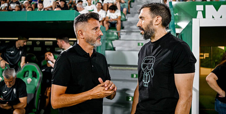 Iván Ania departiendo con Eder Sarabia en los prolegómenos del partido.