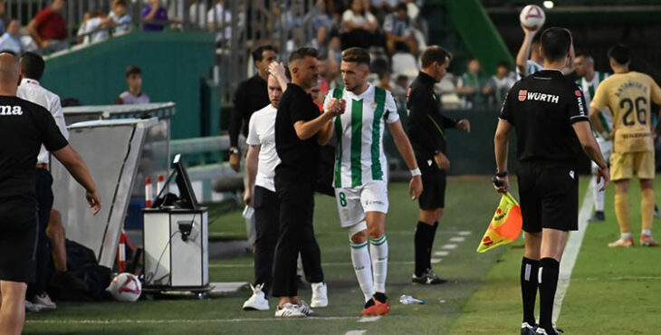 Iván Ania da instrucciones a Isma Ruiz ante el Málaga. Foto: Natalia Román