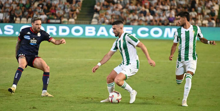 Jacobo y Calderón lanzan una jugada de ataque ante el Deportivo.