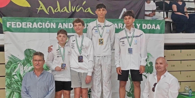 La delegación cordobesa junto a varios de los medallistas. Foto: Karate Córdoba