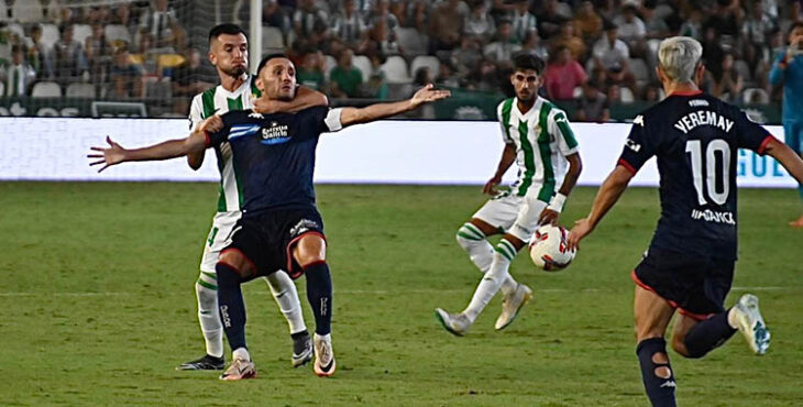 Lapeña pugna con Lucas Pérez en el partido ante el Deportivo. Foto: Natalia Román