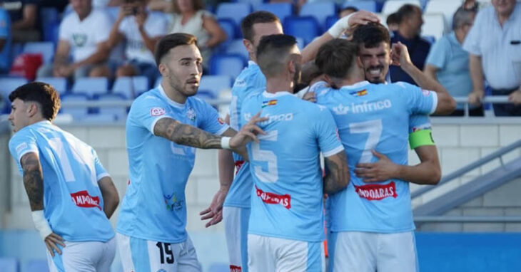 Los jugadores celestes celebran un gol ante el Espeleño. Foto: Antonio Dávila