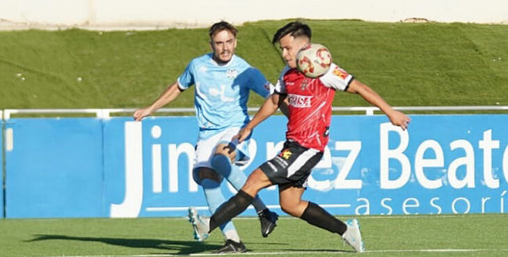 Samu González intentando tapar al extremo celeste. Foto: Antonio Dávila / Ciudad de Lucena