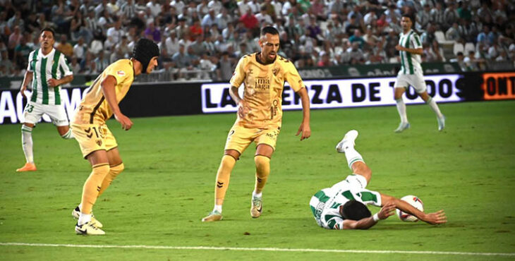 Jacobo cae en el partido ante el Málaga. Foto: Natalia Román