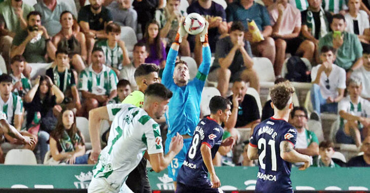 Carlos Marín atrapa el balón en el duelo con el Deportivo. Foto: CCF