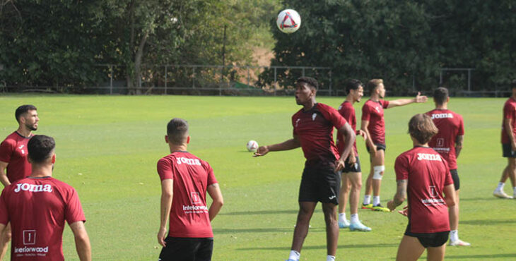 Marvel cabecea el balón en un rondo antes del partido ante el Deportivo de La Coruña.