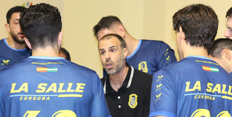 Miguel Ángel Moriana hablando a sus jugadores en un tiempo muerto. Foto: La Salle Balonmano