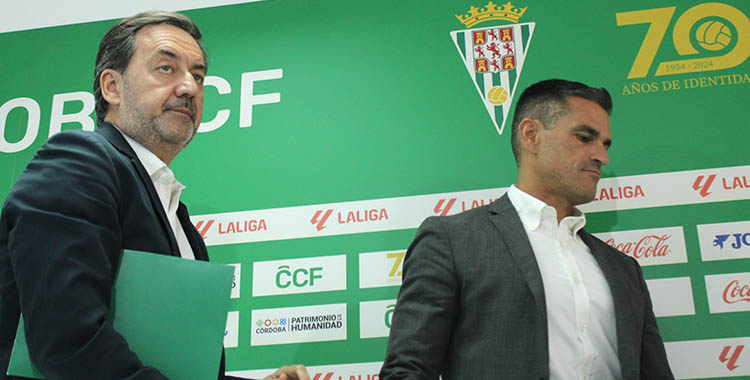 Antonio Fernández Monterrubio y Juanito marchándose de la sala de prensa tras su larga comparencencia.