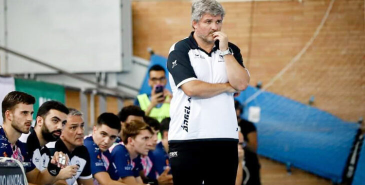 Paco Bustos, pensativo durante la final de la Copa Andalucía ante Triana en Pozoblanco. Foto: Ángel Ximénez Puente Genil