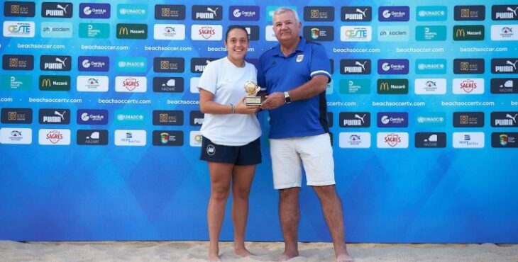 La almeriense recibiendo el trofeo de máxima goleadora de la fase de grupos. Foto: RFEF.