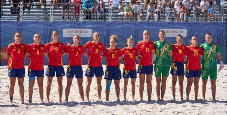 Paqui Campoy y Pilar Sánchez, escuchan el himno nacional, minutos antes de comenzar el partido. Foto: RFEF.