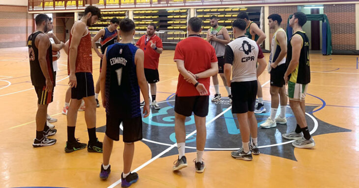 'Pepo' Cabello da instrucciones a sus jugadores. Foto: CP Peñarroya