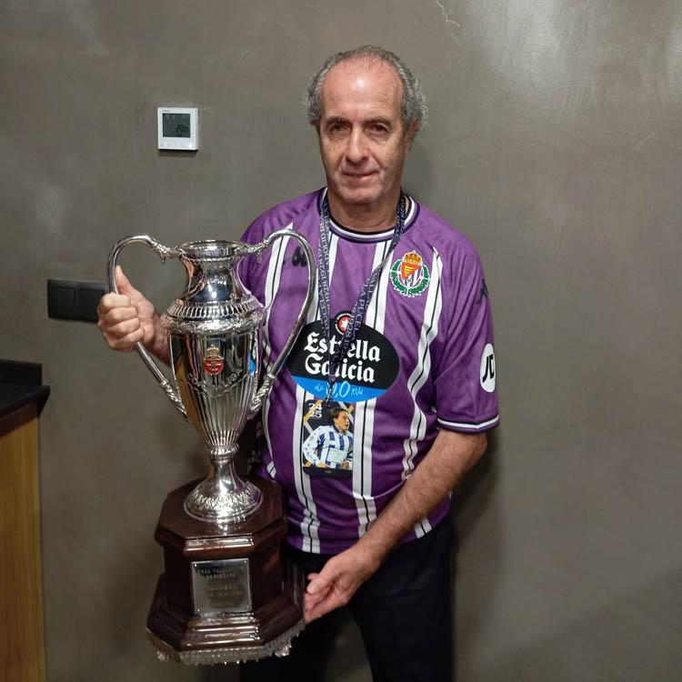 Pepín posa con la Copa de la Liga que ganó en 1984 con el Valladolid.