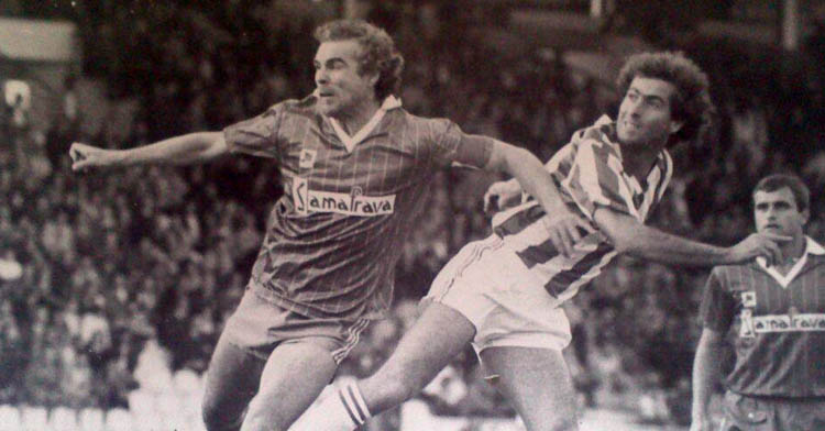 Pepín pugna con un rival en Tercera en la temporada 1984-85.