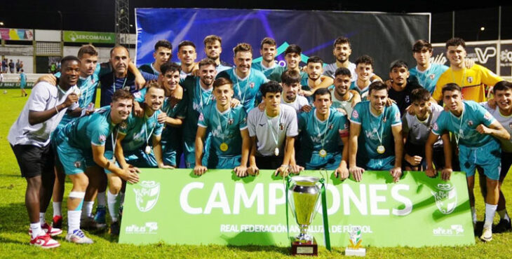 La foto con el trofeo del equipo de Alberto Fernández. Foto: RFAF