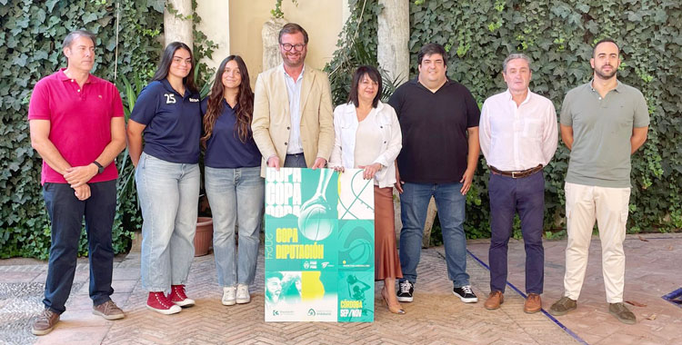 Autoridades y representantes de lo más granado del baloncesto cordobés en Diputación. Foto: FAB