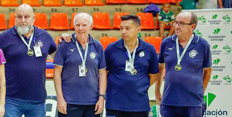 Rafa Moreno junto a otros miembros de su cuerpo técnico el día de la conquista de la Copa Andalucía. Foto: FABM