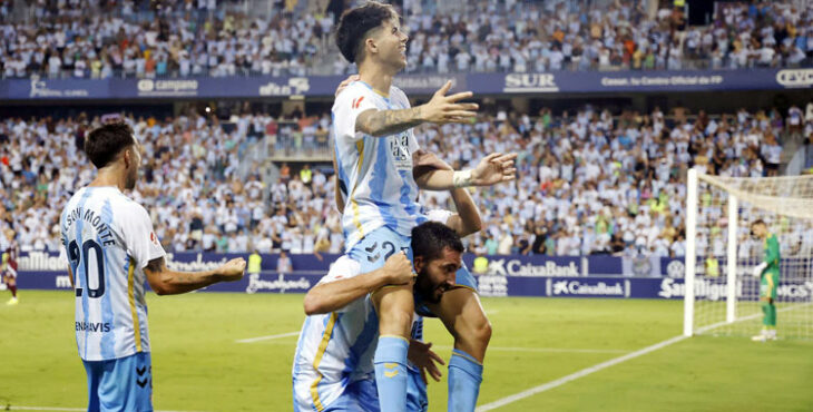 Los jugadores del Málaga celebrando el gol de la victoria. Foto: Málaga CF