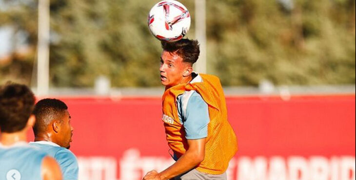 Rubén Gómez ganando una pelota en un entrenamiento del primer equipo del Atlético de Madrid ante Samu Lino. Imagen: @rubengommeez