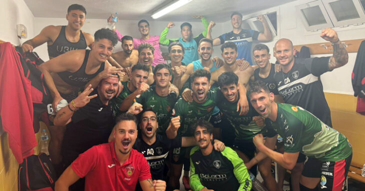 Los jugadores del Salerm celebran la victoria en Espiel. Foto: Salerm Puente Genil