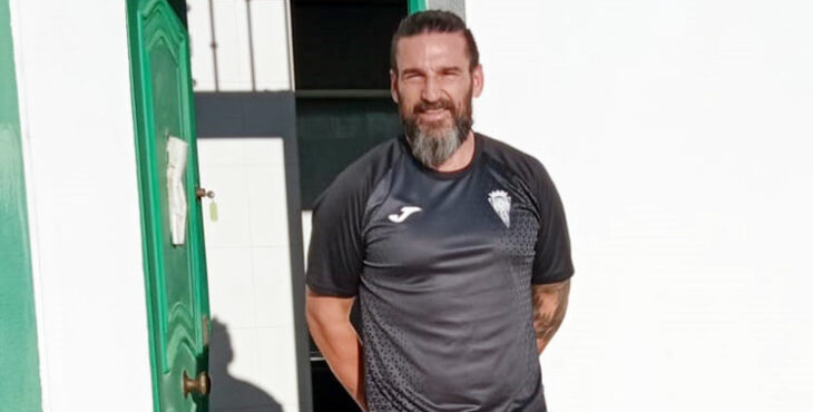 Sergio Guillén posando en la Ciudad Deportiva. Foto: Laclasi.es