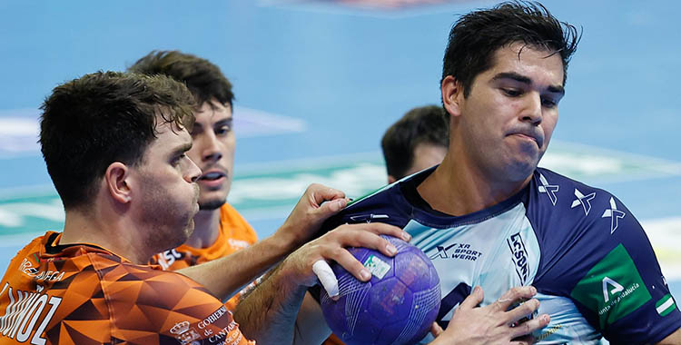 Pablo Simonet agarrado por dos jugadores de Torrelavega.