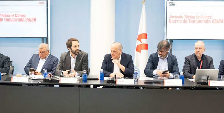 Javier Tebas, presidente de LaLiga, reunido con representantes de los clubes en sus oficinas. Foto: CCF