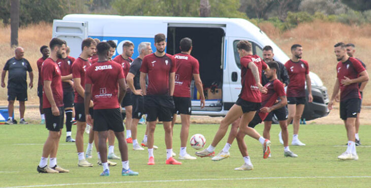 Álex Sala tocando el balón ante Theo Zidane y el grueso del grupo en el penúltimo entrenamiento de la semana.