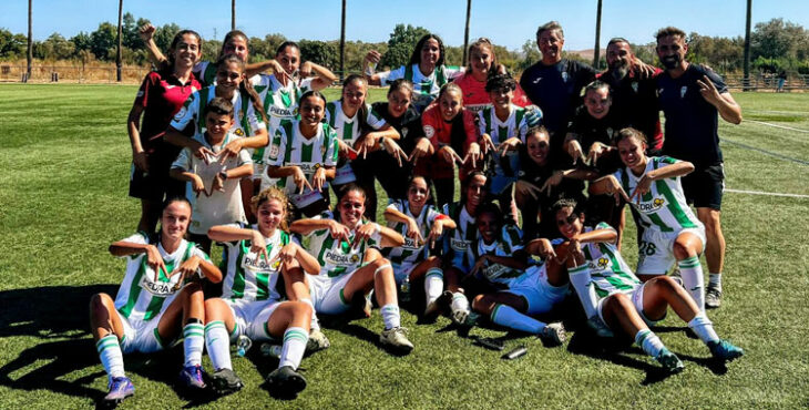 Las jugadoras blanquiverdes celebrando su victoria, con dedicatoria a Marta Esojo por su lesión. Foto: @CordobaFemenino