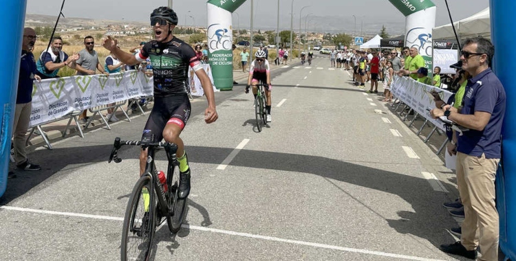 Jesús López celebrando la segunda victoria del Grupo Serman en Granada. Foto: FACiclismo