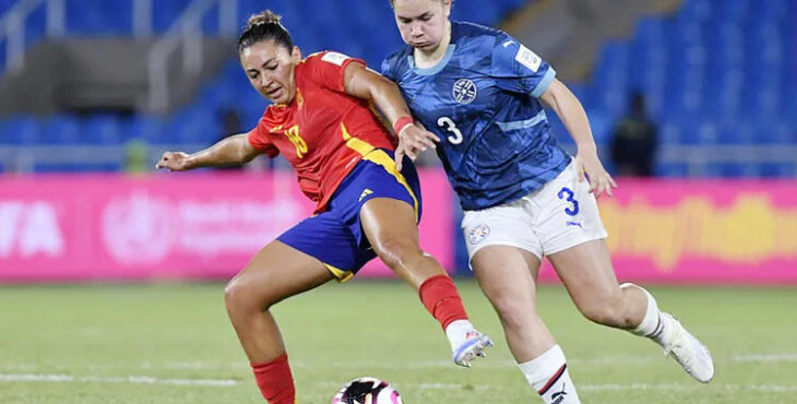 Wifi peleando por una pelota con una rival paraguaya. Foto: FIFA y Secdeportecali