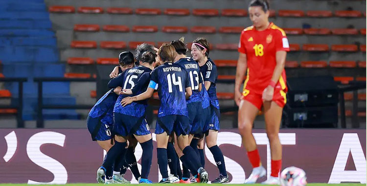 Japón celebra su gol con Wifi, difuminada como España, en primer término. Foto: RFEF