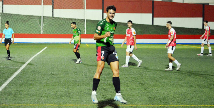 Zaca celebrando uno de los goles pontanos en el derbi anterior. Foto: Tino Navas / Salerm Puente Genil