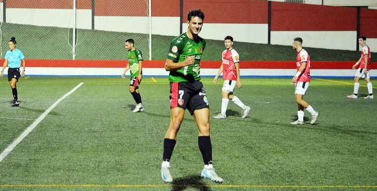 Zaca celebrando uno de los goles pontanos en el derbi anterior. Foto: Tino Navas / Salerm Puente Genil