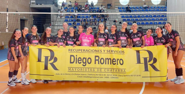 Las jugadoras azulinas posando con la pancarta de su nuevo patrocinador